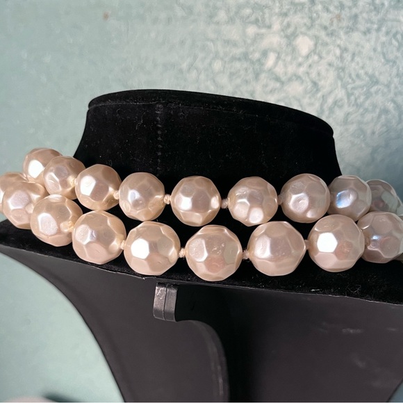 Vintage double strand chunky faux pearl choker style necklace w/decorative clasp - Picture 4 of 6